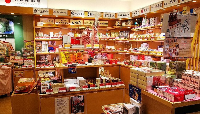 ビエラ奈良2F 奈良銘品館の店頭と土産棚