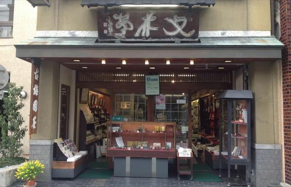 池田含香堂の奈良図柄の扇子とうちわの陳列