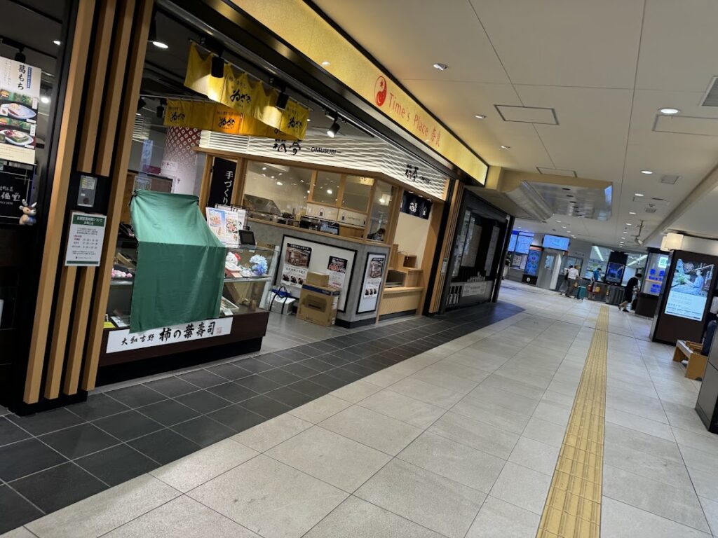 箱夢 近鉄奈良駅店の風呂敷とギフトボックス陳列