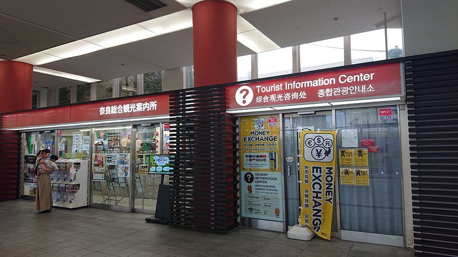 「近鉄奈良駅観光案内所のカウンターと英語表記の案内